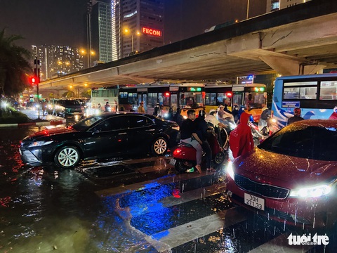 Đến 0h sáng 6-7, nhiều người vẫn ‘chôn chân’ giữa đường trong đêm mưa tầm tã Hà Nội - Ảnh 7. Đến 0h sáng 6-7, nhiều người vẫn ‘chôn chân’ giữa đường trong đêm mưa tầm tã Hà Nội - Ảnh 7.