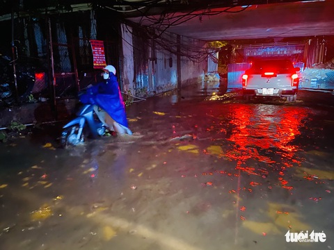 Đến 0h sáng 6-7, nhiều người vẫn ‘chôn chân’ giữa đường trong đêm mưa tầm tã Hà Nội - Ảnh 8. Đến 0h sáng 6-7, nhiều người vẫn ‘chôn chân’ giữa đường trong đêm mưa tầm tã Hà Nội - Ảnh 8.