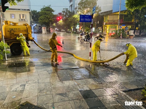 Đến 0h sáng 6-7, nhiều người vẫn ‘chôn chân’ giữa đường trong đêm mưa tầm tã Hà Nội - Ảnh 9. Đến 0h sáng 6-7, nhiều người vẫn ‘chôn chân’ giữa đường trong đêm mưa tầm tã Hà Nội - Ảnh 9.