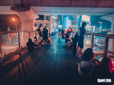 Lên cầu vượt đi bộ hóng gió, tiện tay xả rác - Ảnh 1. Lên cầu vượt đi bộ hóng gió, tiện tay xả rác - Ảnh 1.