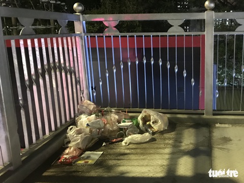 Lên cầu vượt đi bộ hóng gió, tiện tay xả rác - Ảnh 3. Lên cầu vượt đi bộ hóng gió, tiện tay xả rác - Ảnh 3.