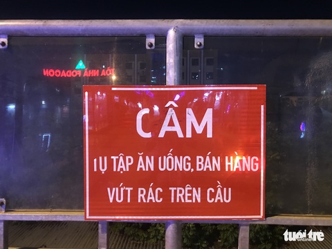 Lên cầu vượt đi bộ hóng gió, tiện tay xả rác - Ảnh 2. Lên cầu vượt đi bộ hóng gió, tiện tay xả rác - Ảnh 2.
