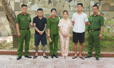 Bắt 3 nghi phạm 3 lần ném chất nổ nhầm vào nhà hàng xóm - Ảnh 1. Bắt 3 nghi phạm 3 lần ném chất nổ nhầm vào nhà hàng xóm - Ảnh 1.
