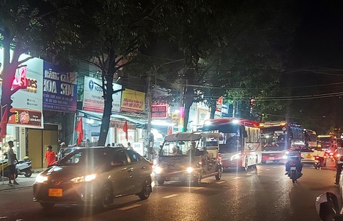 Ùn tắc giao thông trên địa bàn phường Dương Đông, Phú Quốc tính chuyện cấm đậu ôtô theo giờ - Ảnh 1. Ùn tắc giao thông trên địa bàn phường Dương Đông, Phú Quốc tính chuyện cấm đậu ôtô theo giờ - Ảnh 1.
