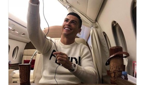 Ronaldo rao bán máy bay riêng trước tin đồn chia tay Manchester United - Ảnh 1. Ronaldo rao bán máy bay riêng trước tin đồn chia tay Manchester United - Ảnh 1.
