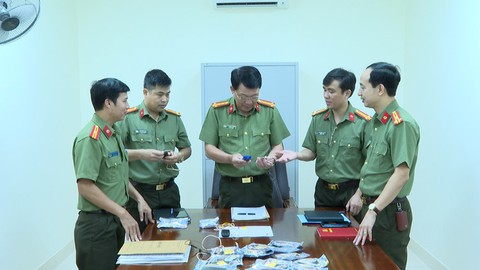 Bắt vụ mua bán thiết bị gian lận thi cử sát ngày thi tốt nghiệp THPT - Ảnh 1. Bắt vụ mua bán thiết bị gian lận thi cử sát ngày thi tốt nghiệp THPT - Ảnh 1.