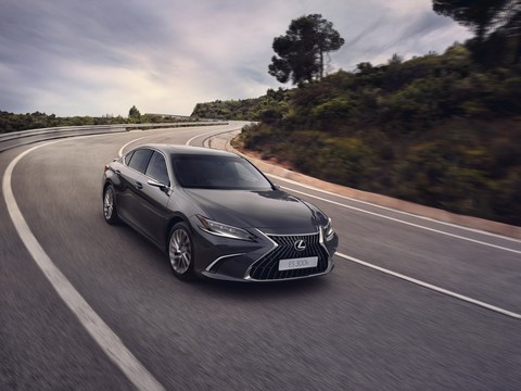 Sedan chủ lực Lexus ES 2023 ra mắt - bình cũ rượu mới - Ảnh 1. Sedan chủ lực Lexus ES 2023 ra mắt - bình cũ rượu mới - Ảnh 1.