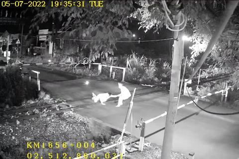 Nín thở xem nhân viên gác chắn cứu người ngay trước mũi tàu - Ảnh 2. Nín thở xem nhân viên gác chắn cứu người ngay trước mũi tàu - Ảnh 2.