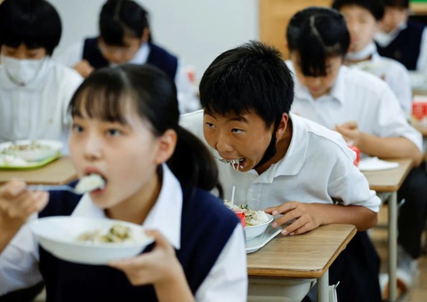 Áp lực lạm phát tại Nhật Bản nhìn từ khẩu phần ăn bị cắt giảm ở trường học - Ảnh 1. Áp lực lạm phát tại Nhật Bản nhìn từ khẩu phần ăn bị cắt giảm ở trường học - Ảnh 1.