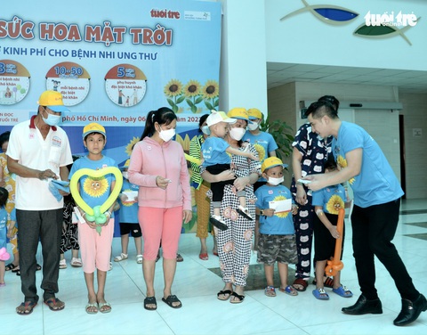 Nghệ sĩ Lệ Thủy, ca sĩ Đình Trí cùng Tuổi Trẻ trao quà cho bệnh nhi ung thư tại Bệnh viện Nhi đồng - Ảnh 4. Nghệ sĩ Lệ Thủy, ca sĩ Đình Trí cùng Tuổi Trẻ trao quà cho bệnh nhi ung thư tại Bệnh viện Nhi đồng - Ảnh 4.