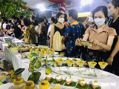 Người dân nô nức chen chân đêm khai mạc Lễ hội xoài Cao Lãnh lần thứ nhất - Ảnh 3. Người dân nô nức chen chân đêm khai mạc Lễ hội xoài Cao Lãnh lần thứ nhất - Ảnh 3.