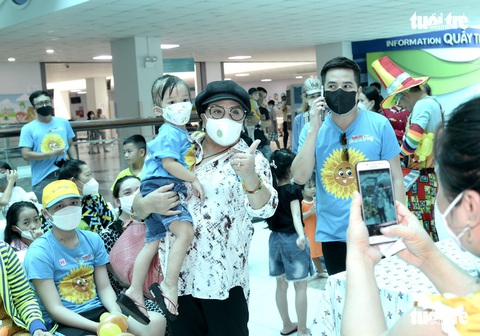 Nghệ sĩ Lệ Thủy, ca sĩ Đình Trí cùng Tuổi Trẻ trao quà cho bệnh nhi ung thư tại Bệnh viện Nhi đồng - Ảnh 1. Nghệ sĩ Lệ Thủy, ca sĩ Đình Trí cùng Tuổi Trẻ trao quà cho bệnh nhi ung thư tại Bệnh viện Nhi đồng - Ảnh 1.