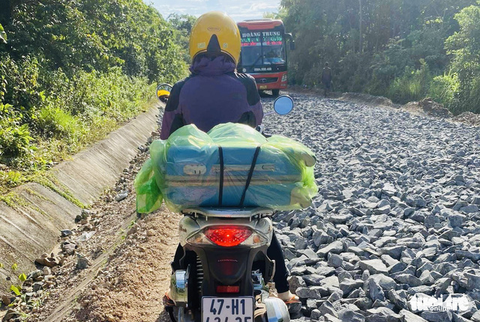 Thầy cô băng rừng, vượt núi đi biên giới coi thi tốt nghiệp THPT - Ảnh 1. Thầy cô băng rừng, vượt núi đi biên giới coi thi tốt nghiệp THPT - Ảnh 1.
