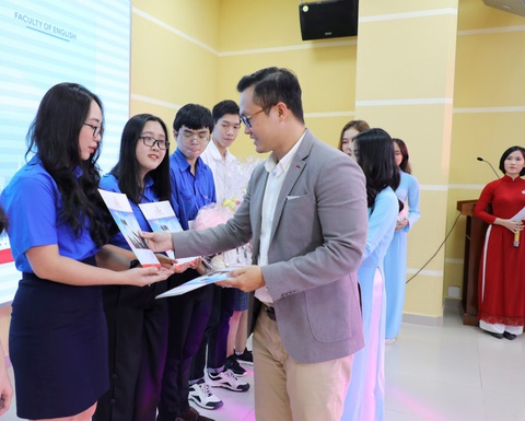 Tiếng Anh đạt IELTS 6.0, tân sinh viên nhận gấp đôi ưu đãi - Ảnh 1. Tiếng Anh đạt IELTS 6.0, tân sinh viên nhận gấp đôi ưu đãi - Ảnh 1.