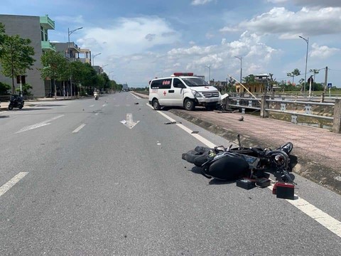 Xe cứu thương chưa được cấp phép gây tai nạn khiến 2 nữ sinh bị thương - Ảnh 1. Xe cứu thương chưa được cấp phép gây tai nạn khiến 2 nữ sinh bị thương - Ảnh 1.