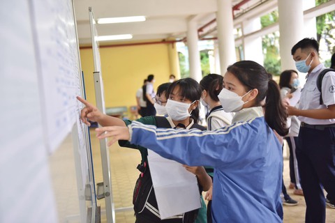 Sáng nay 7-7 thi môn đầu tiên, thí sinh lại rủ nhau... đoán đề văn - Ảnh 2. Sáng nay 7-7 thi môn đầu tiên, thí sinh lại rủ nhau... đoán đề văn - Ảnh 2.