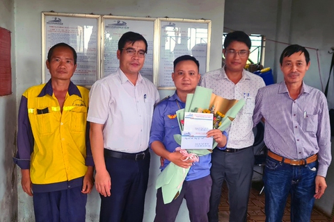 Nhân viên gác chắn cứu người ngay trước mũi tàu: Cứu người xong nghĩ lại mới run - Ảnh 1. Nhân viên gác chắn cứu người ngay trước mũi tàu: Cứu người xong nghĩ lại mới run - Ảnh 1.