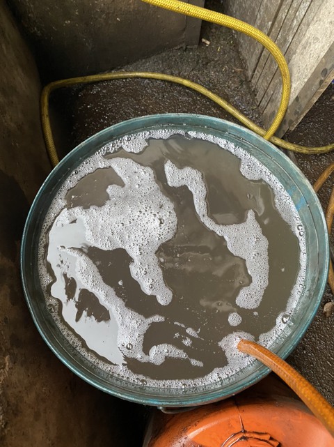 Niêm phong bồn chứa cây xăng bị khách tố bơm dầu lẫn nước vào ôtô - Ảnh 2. Niêm phong bồn chứa cây xăng bị khách tố bơm dầu lẫn nước vào ôtô - Ảnh 2.