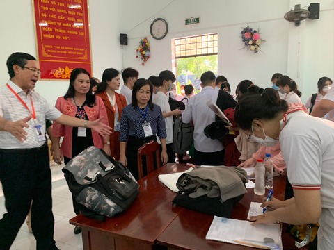 Chỗ gửi đồ của thí sinh bị ‘nghẽn’, thứ trưởng nhắc nhở điểm thi - Ảnh 1. Chỗ gửi đồ của thí sinh bị ‘nghẽn’, thứ trưởng nhắc nhở điểm thi - Ảnh 1.