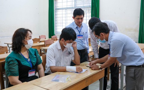 Thí sinh bị gãy tay được hỗ trợ viết thay khi thi - Ảnh 1. Thí sinh bị gãy tay được hỗ trợ viết thay khi thi - Ảnh 1.