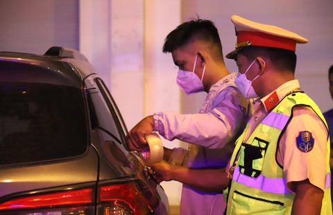 Yêu cầu xử lý kỷ luật cán bộ địa chính nằm trong xe cố thủ khi bị đo nồng độ cồn - Ảnh 2. Yêu cầu xử lý kỷ luật cán bộ địa chính nằm trong xe cố thủ khi bị đo nồng độ cồn - Ảnh 2.