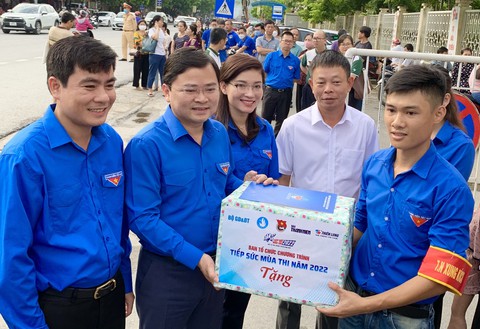 Bí thư thứ nhất Trung ương Đoàn tặng quà đội Tiếp sức mùa thi ở Thanh Hóa - Ảnh 1.