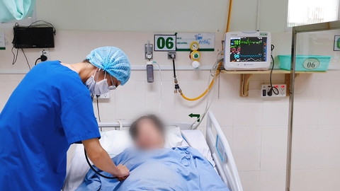 Bắp chân sưng, chuột rút, đau ngực vì đông máu hậu COVID-19 - Ảnh 1. Bắp chân sưng, chuột rút, đau ngực vì đông máu hậu COVID-19 - Ảnh 1.