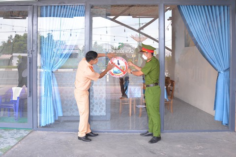 Nhắc nhở chủ quán nhậu cam kết không để khách dùng bia rượu xong lái xe về - Ảnh 3. Nhắc nhở chủ quán nhậu cam kết không để khách dùng bia rượu xong lái xe về - Ảnh 3.