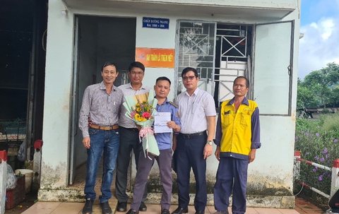 Bộ trưởng Nguyễn Văn Thể gửi thư khen nhân viên gác chắn cứu người ngay trước mũi tàu - Ảnh 1. Bộ trưởng Nguyễn Văn Thể gửi thư khen nhân viên gác chắn cứu người ngay trước mũi tàu - Ảnh 1.