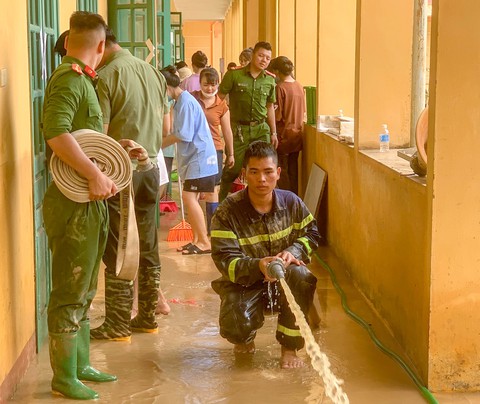 Tặng huy hiệu Tuổi trẻ dũng cảm cho anh lính vượt lũ, bảo vệ hơn 100 học sinh - Ảnh 2. Tặng huy hiệu Tuổi trẻ dũng cảm cho anh lính vượt lũ, bảo vệ hơn 100 học sinh - Ảnh 2.