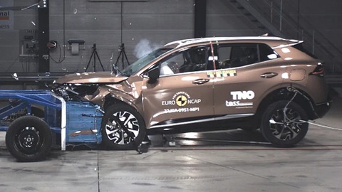 Kia Sportage 2022 gặp tai nạn, người ngồi trong sẽ như thế nào? - Ảnh 1. Kia Sportage 2022 gặp tai nạn, người ngồi trong sẽ như thế nào? - Ảnh 1.