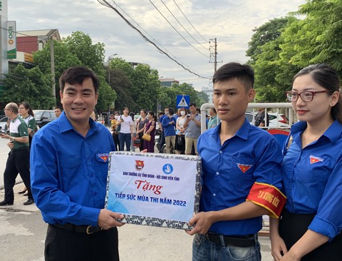 Bí thư thứ nhất Trung ương Đoàn tặng quà đội Tiếp sức mùa thi ở Thanh Hóa - Ảnh 2.