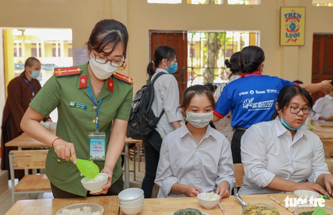 Trắng đêm lo hơn 5.300 suất cơm ‘tiếp sức’ cho sĩ tử thi tốt nghiệp THPT 2022 - Ảnh 5. Trắng đêm lo hơn 5.300 suất cơm ‘tiếp sức’ cho sĩ tử thi tốt nghiệp THPT 2022 - Ảnh 5.
