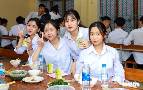 Trắng đêm lo hơn 5.300 suất cơm ‘tiếp sức’ cho sĩ tử thi tốt nghiệp THPT 2022 - Ảnh 1. Trắng đêm lo hơn 5.300 suất cơm ‘tiếp sức’ cho sĩ tử thi tốt nghiệp THPT 2022 - Ảnh 1.