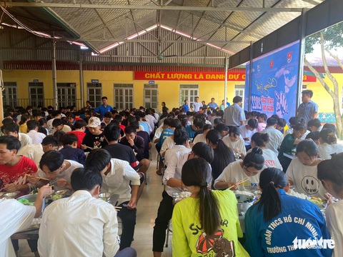 Thi tốt nghiệp THPT 2022: Đề văn ra Chiếc thuyền ngoài xa - Ảnh 18. Thi tốt nghiệp THPT 2022: Đề văn ra Chiếc thuyền ngoài xa - Ảnh 18.