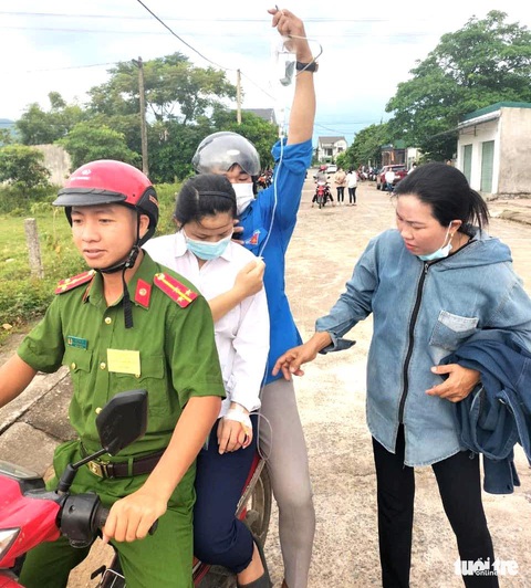 Nữ sinh bị ốm hoàn thành bài thi khi bịch nước trên tay truyền chưa hết - Ảnh 2. Nữ sinh bị ốm hoàn thành bài thi khi bịch nước trên tay truyền chưa hết - Ảnh 2.