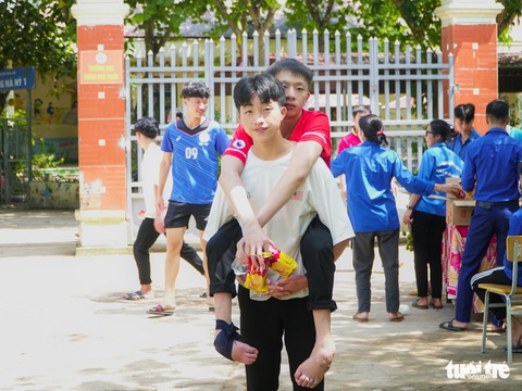 Xúc động đôi bạn cõng nhau đi thi - Ảnh 2. Xúc động đôi bạn cõng nhau đi thi - Ảnh 2.