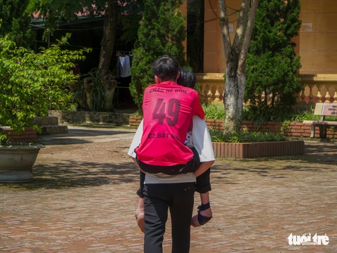 Xúc động đôi bạn cõng nhau đi thi - Ảnh 3. Xúc động đôi bạn cõng nhau đi thi - Ảnh 3.