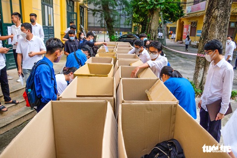 Nhiệm vụ mới mùa thi tốt nghiệp THPT 2022: Giữ đồ cho thí sinh - Ảnh 1. Nhiệm vụ mới mùa thi tốt nghiệp THPT 2022: Giữ đồ cho thí sinh - Ảnh 1.