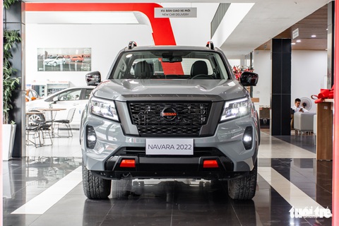 Nissan Navara 2022 đầu tiên về đại lý: Động cơ mới, ngoại hình không đổi - Ảnh 2. Nissan Navara 2022 đầu tiên về đại lý: Động cơ mới, ngoại hình không đổi - Ảnh 2.