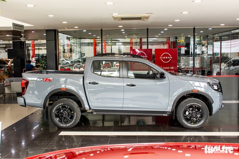 Nissan Navara 2022 đầu tiên về đại lý: Động cơ mới, ngoại hình không đổi - Ảnh 4. Nissan Navara 2022 đầu tiên về đại lý: Động cơ mới, ngoại hình không đổi - Ảnh 4.