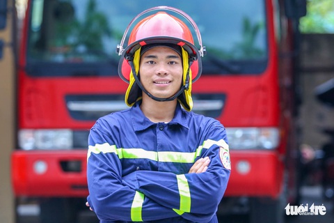 Tặng huy hiệu Tuổi trẻ dũng cảm cho anh lính vượt lũ, bảo vệ hơn 100 học sinh - Ảnh 1. Tặng huy hiệu Tuổi trẻ dũng cảm cho anh lính vượt lũ, bảo vệ hơn 100 học sinh - Ảnh 1.