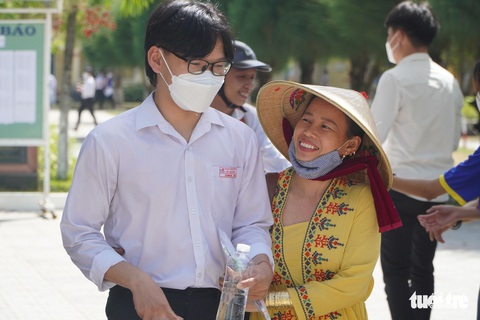 Thi tốt nghiệp THPT 2022: Đề văn ra Chiếc thuyền ngoài xa - Ảnh 4. Thi tốt nghiệp THPT 2022: Đề văn ra Chiếc thuyền ngoài xa - Ảnh 4.