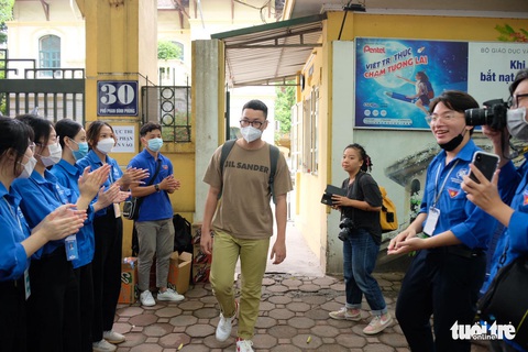 Thi tốt nghiệp THPT 2022: Đề văn ra Chiếc thuyền ngoài xa - Ảnh 9. Thi tốt nghiệp THPT 2022: Đề văn ra Chiếc thuyền ngoài xa - Ảnh 9.