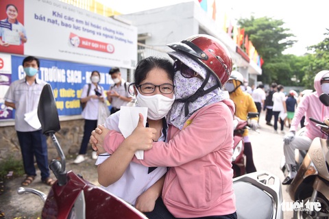 Thi tốt nghiệp THPT 2022: Đề văn ra Chiếc thuyền ngoài xa - Ảnh 1. Thi tốt nghiệp THPT 2022: Đề văn ra Chiếc thuyền ngoài xa - Ảnh 1.