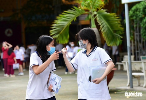 Thi tốt nghiệp THPT 2022: Đề văn ra Chiếc thuyền ngoài xa - Ảnh 13. Thi tốt nghiệp THPT 2022: Đề văn ra Chiếc thuyền ngoài xa - Ảnh 13.