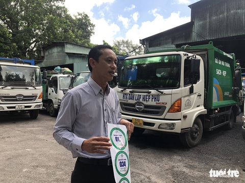 Thí điểm dán logo xe rác, ngăn dòng rác lậu vào TP.HCM - Ảnh 2.