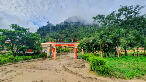 Anh binh nhì vượt lũ, bảo vệ hơn 100 học sinh - Ảnh 1. Anh binh nhì vượt lũ, bảo vệ hơn 100 học sinh - Ảnh 1.