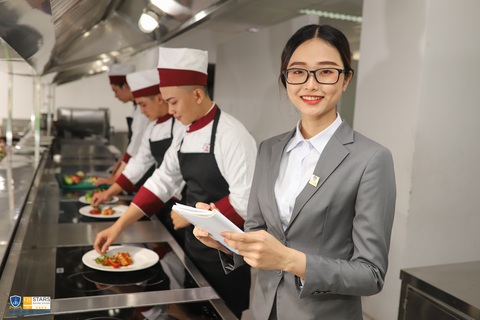 Nhà trường ‘bắt tay’ doanh nghiệp đưa việc làm đến với sinh viên - Ảnh 2. Nhà trường ‘bắt tay’ doanh nghiệp đưa việc làm đến với sinh viên - Ảnh 2.