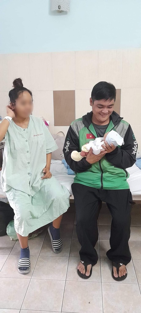Chuyển dạ lúc rạng sáng, sản phụ được tài xế Gojek dùng xe máy chở đến bệnh viện - Ảnh 3. Chuyển dạ lúc rạng sáng, sản phụ được tài xế Gojek dùng xe máy chở đến bệnh viện - Ảnh 3.